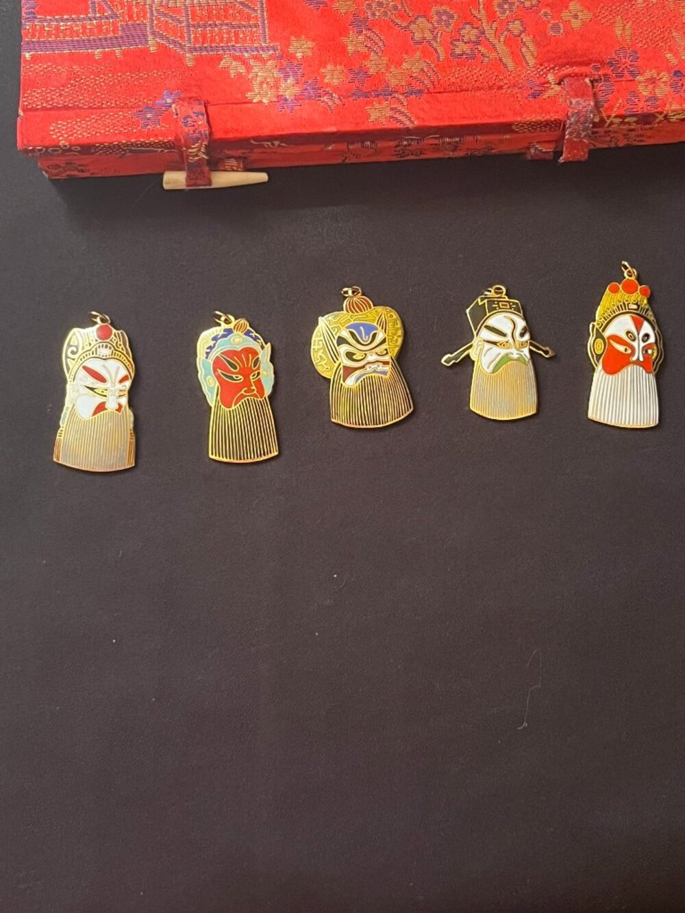 🎭Rare Vintage Enamel & Brass Chinese Opera Mask Pendant Set – Orig Brocade Box - Picture 14 of 16